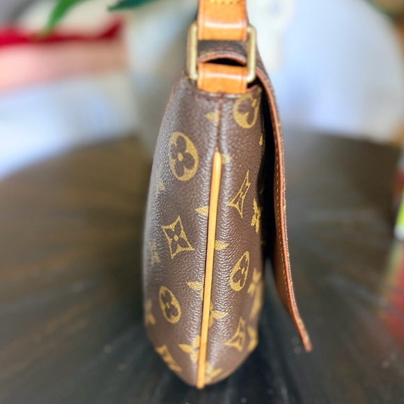 Louis Vuitton musette tango short. Monogram - Picture 2 of 16